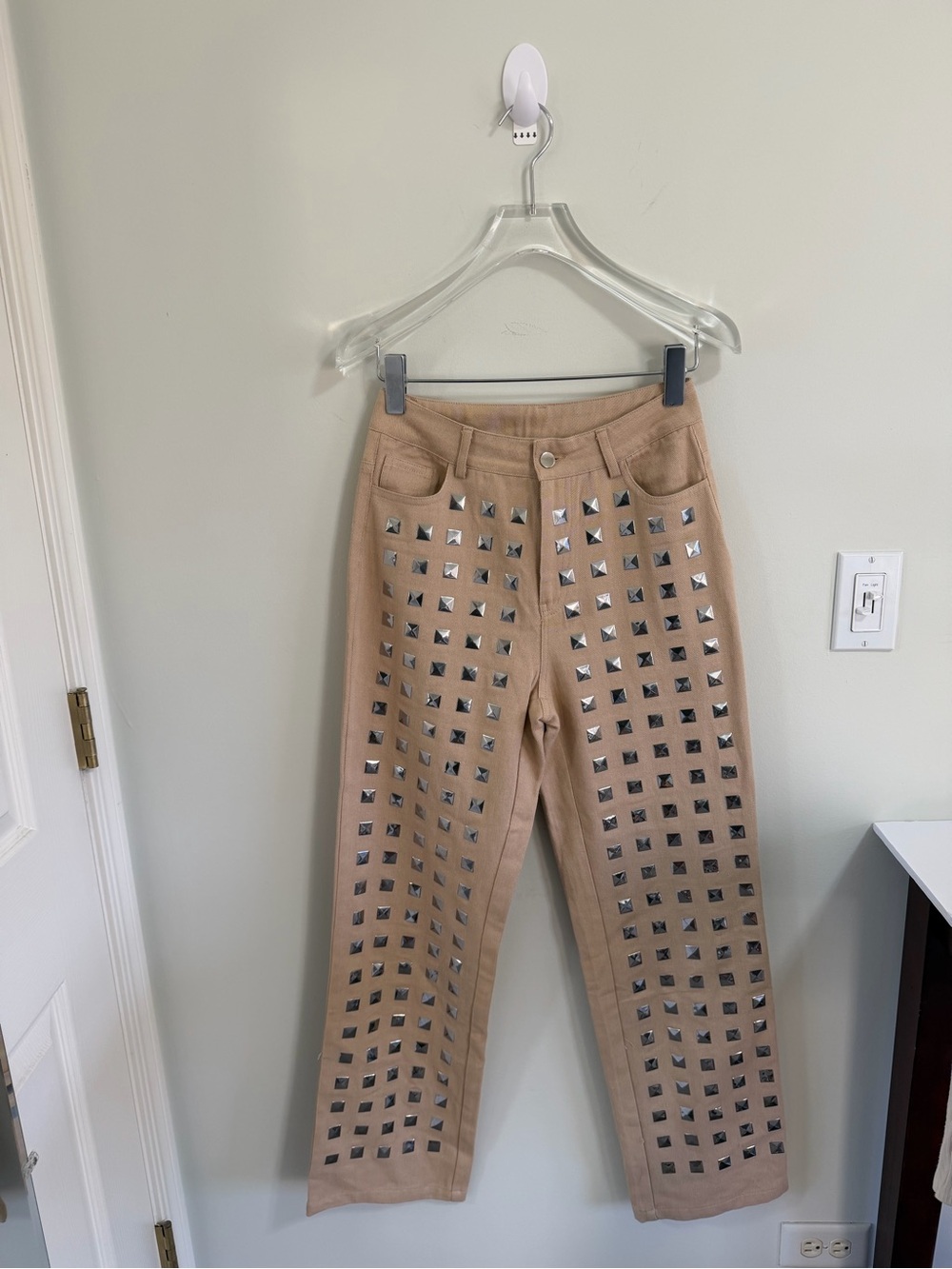 AKIRA Label Beige Studded Wide Leg Jeans Tan High Rise Pyramid Stud Pants Size S